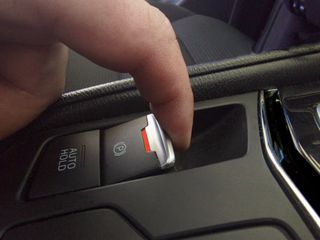 Arabadaki güvenlik sırrı: Herkes bu düğmeyi bilmeli