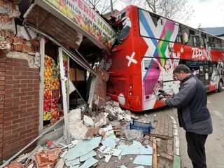 Bursa'da imdat freni boşalan öğrenci otobüsü manava daldı