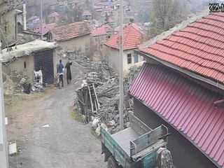 Afyonkarahisar'da 'pes' dedirten görüntü: Yerde yatan karısının kafasına tekme attı