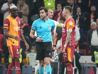 Galatasaray, kırmızı kart beklediği pozisyonu yeniden paylaştı