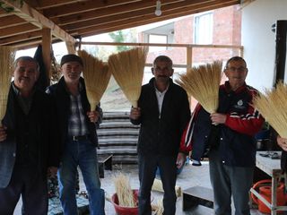 Niksar’ın Gökçeoluk köyünde süpürgecilik ayakta kalmaya çalışıyor