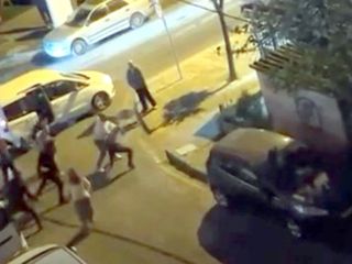 İstanbul'da sokak ortasında tekme ve yumruklu kavga kamerada