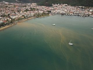 Muğla'da sağanak yağış sonrası çamur rengine bürünen deniz havadan görüntülendi