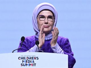 Emine Erdoğan, dijital çağ konusunda uyarıyor: Yetişkinler ekrana gömüldükçe çocuklar da aynısını yapıyor