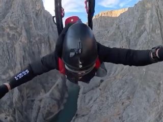 Karanlık Kanyon’da nefes kesen base jump atlayışı