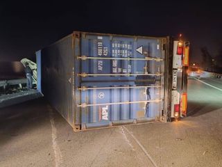 Hatay’da fırtına: Tırlar yola devrildi