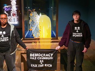 Londra'da sergilenen Kraliyet Tacı'na tatlı fırlattılar