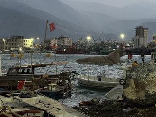 Hatay'da fırtınanın etkisiyle 5 tekne ve 1 yat alabora oldu