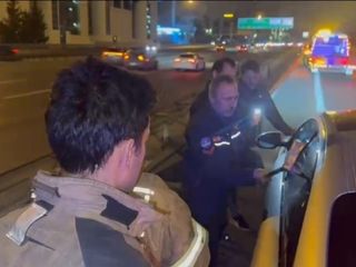 İstanbul'da otoyolda aracının içinde uyuyakaldı: İtfaiye camı kırarak uyandırdı