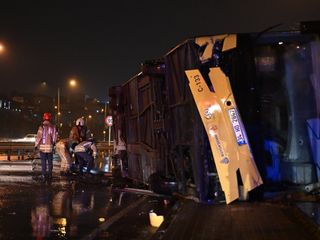 İstanbul'da İETT'ye bağlı özel halk otobüsü devrildi