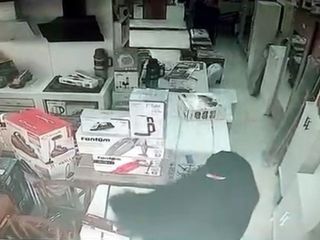 İstanbul'da saç düzleştiriciyi çarşafının içine saklayarak çaldı