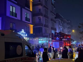 Batman'da cinnet getiren şahıs evinin eşyalarını sokağa fırlattı