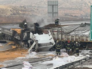 Gaziantep'te otoyolda çarpışan 3 tır yandı