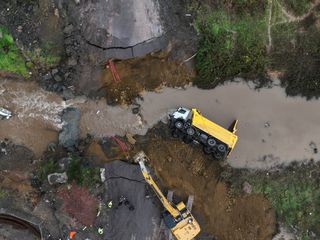 İstanbul'da etkili olan sağanak yağış nedeniyle yol çöktü