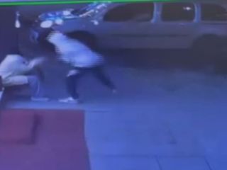 İstanbul'da kapkaç girişimi kamerada: Telefonu sahibinin elinden alamayınca kaçtı