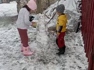 Kars'ta çocukların kar coşkusu
