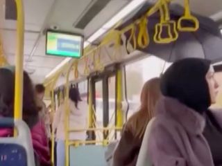 Otobüs yağmur alınca çareyi şemsiye açmakta buldu