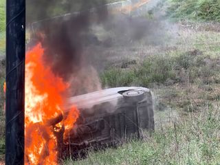 İstanbul'da şoförünün hakimiyetini kaybetmesiyle araziye uçan minibüs alev alev yandı