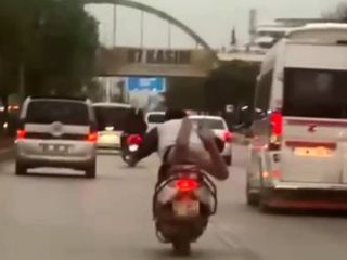 Adana'da motosikletlinin tehlikeli yolculuğu kamerada