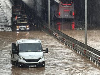 Antalya'da göle dönen alt geçitte can pazarı: 8 kişi kurtarıldı