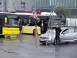 İstanbul'da otobüs durağında havaya ateş açtı: Arkadaşına cep telefonuyla kaydettirdi