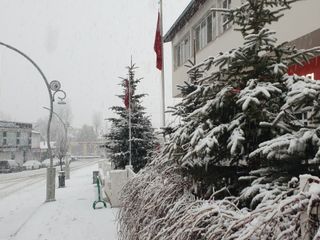 Van'da kar yağışı etkisini gösterdi: İlçe merkezi beyaza büründü