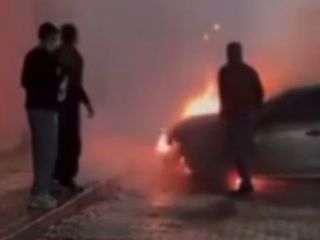 Gaziantep'te park halindeki otomobil alev alev yandı