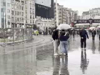 İstanbul'da sağanak yağış etkili oldu: Vatandaşlar zor anlar yaşadı