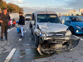 Antalya'da arızalanan park halindeki otomobile hafif ticari araç çarptı