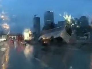 İstanbul Maltepe'de servis midibüsü devrildi: 1'i ağır 11 yaralı