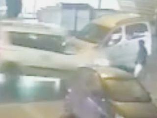 İstanbul Esenyurt'ta hafif ticari aracın çarptığı adam yaralandı