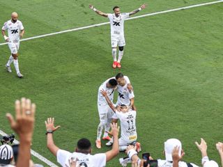 Neymar'ın takımı Santos, ligde kaldı