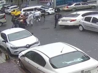 İstanbul'da hasarlı trafik kazasının yumruklu kavgaya dönüştüğü anlar kamerada