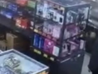 İstanbul'da bir zincir markette hırsızlık: Vitrindeki cep telefonunu böyle çaldı