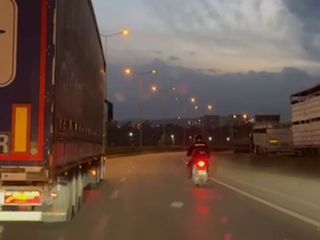 Hatay'da fırtınada motosikletliye yardım etti