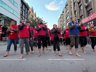 İzmir Büyükşehir Belediyesi işçilerinden çıplak ayaklı eylem