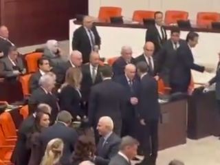 Özgür Özel ve Devlet Bahçeli, Meclis Genel Kurulu'nda tokalaştı