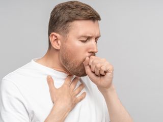 Sessiz reflü şikayetleri artıyor: Geçmeyen öksürük ve boğaz sorunlarına dikkat