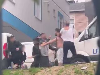 İstanbul'da sokak ortasında kardeş kavgası