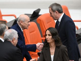 Devlet Bahçeli, Tülay Hatimoğulları ve Tuncer Bakırhan ile tokalaştı