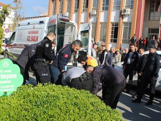 Aydın'da boşanma duruşmasından çıktı: Eşini sırtından bıçakladı