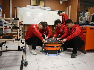 Bursalı lise öğrencileri sanayi için otonom yük robotu geliştirdi