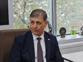 Başkan Cemil Tugay’dan İzmir’deki çıplak ayak eylemine yanıt