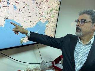 Antalya'da meydana gelen depremlerle ilgili rahatlatan açıklama