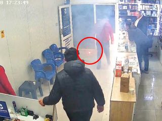 Mardin'de tamirci incelerken telefonun bataryası patladı