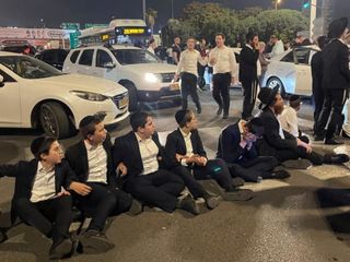 İsrail’de askerlik karşıtı protestoya araçlı saldırı