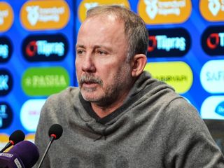 Sergen Yalçın'dan hakem eleştirisi: İstediklerine maç kazandırabilirler