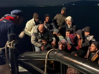 İzmir açıklarında 10'u çocuk 37 düzensiz göçmen kurtarıldı