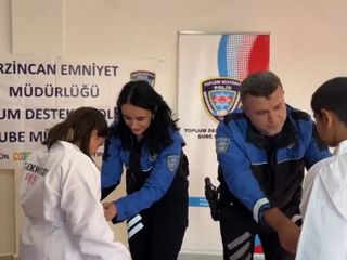 Erzincan'da polisten öğrencilere tekvando kıyafeti sürprizi