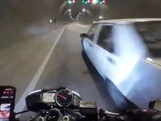 Motosiklet ile otomobilin sol şerit kavgası: O anlar kask kamerasında